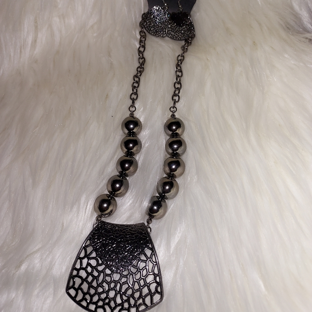 NWT Paparazzi Gunflint Tone Necklace & Earring Set